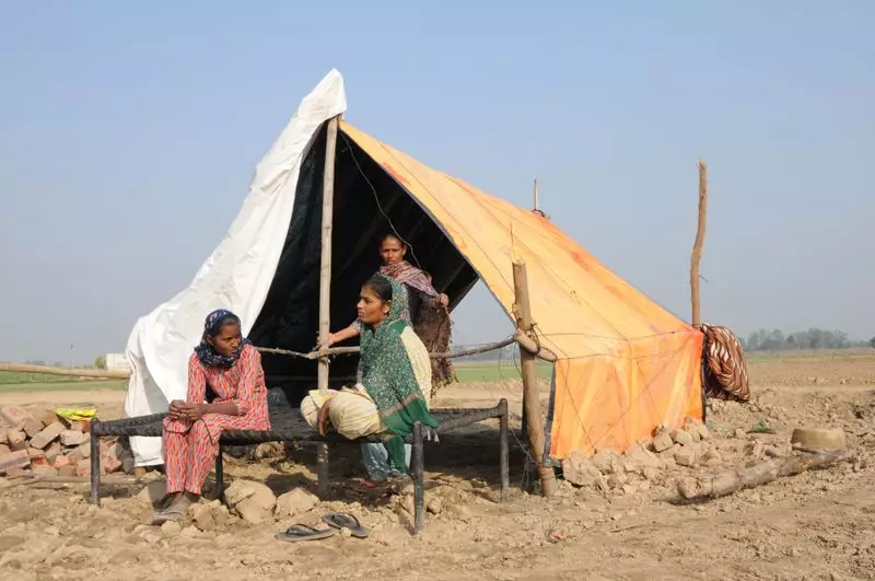 Punjab Flood Victims Endure Winter Nights in Makeshift Tents