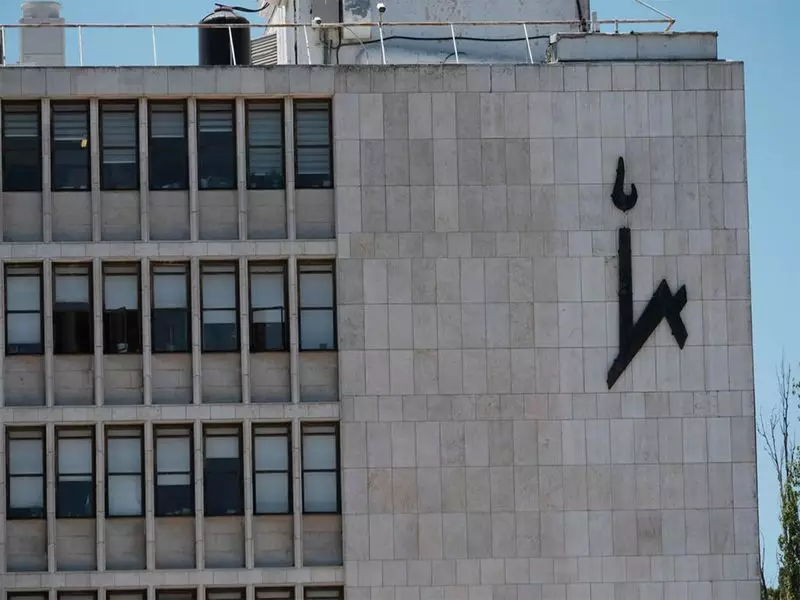 Scientists Crack Cellular Security Code: How 'Molecular Passports' Control Nuclear Entry