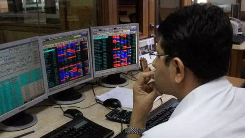 Sensex, Nifty Edge Lower in Thin Year-End Trade; FII Outflows Weigh
