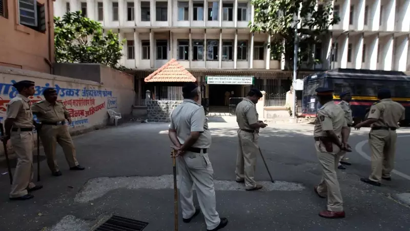 Sewri Stabbing Shocker: Man Brutally Attacked by Neighbour Over Mobile Phone Dispute