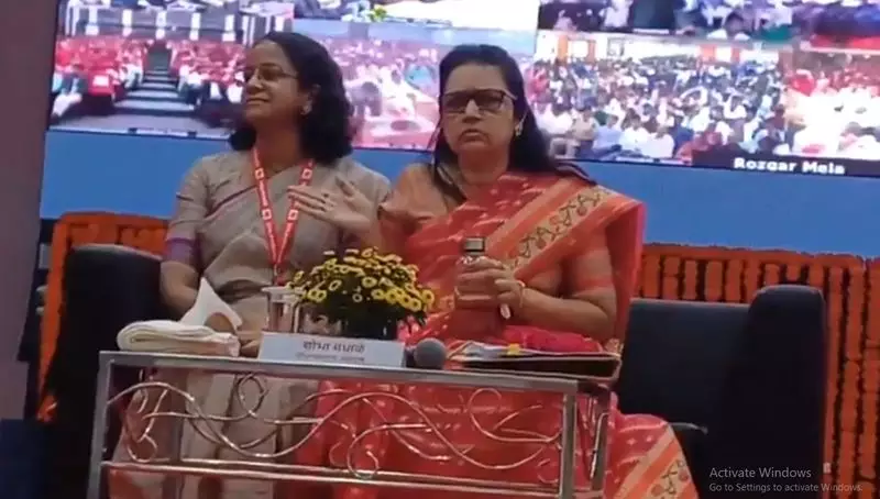 Stage Scuffle Goes Viral: Top Government Officials Clash Over Seating During Nitin Gadkari's Nagpur Event