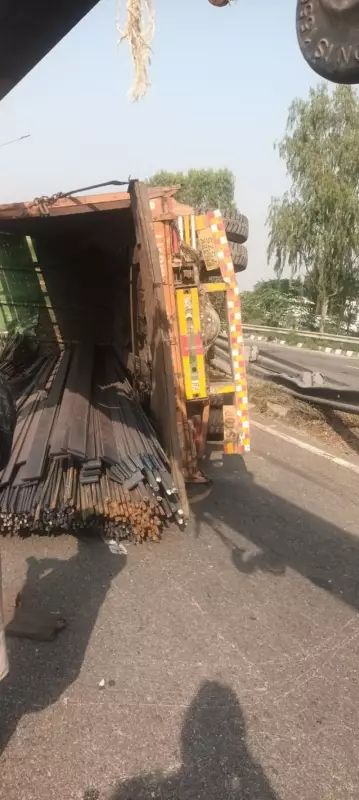 Truck Overturns on GT Road in Jalandhar, Iron Rods Block Traffic