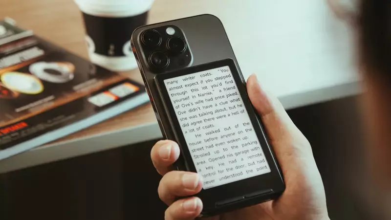 Xteink X4: New E-Reader Sticks to iPhone, Lasts 14 Days