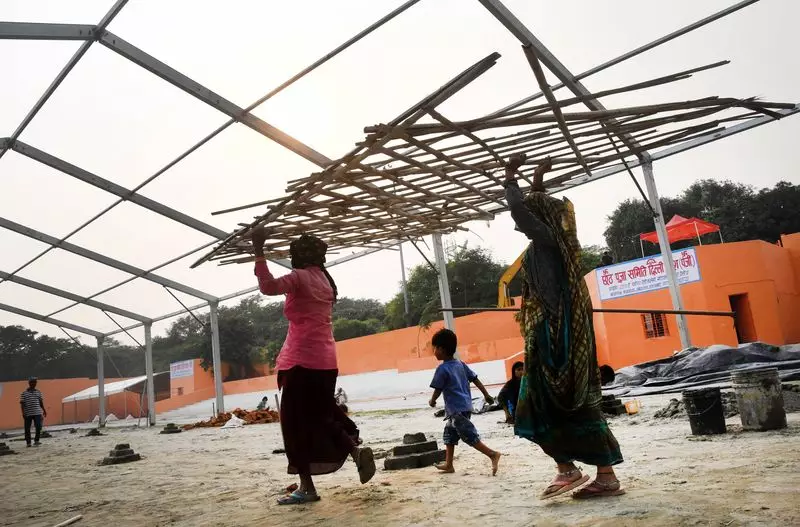 Yamuna Ghats Sparkle with Devotion as Delhi's Festive Season Begins | Spectacular Celebrations