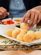 8 Surprising Health Benefits of Eating With Your Hands