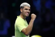 Alcaraz Defeats De Minaur in ATP Finals Opening Match