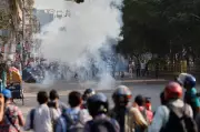 Bangladesh Police Use Batons, Tear Gas on Protesters Near Mujib's House