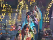 Chhath Puja 2023 Concludes in Nepal: Thousands Offer Prayers to Rising Sun | Rituals & Celebrations