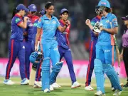 Harmanpreet & Sciver-Brunt Fire Mumbai Indians to 195/4 vs Delhi Capitals