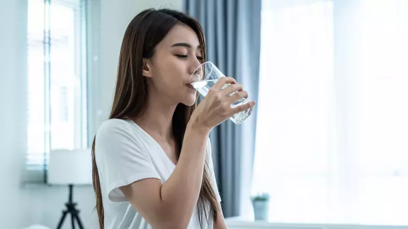 5 Quick & Easy Morning Detox Drinks For Radiant Winter Skin | DIY Recipes