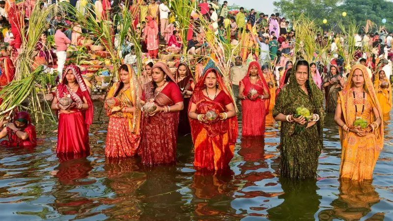 Chhath Puja 2025 Concludes with Usha Arghya: Devotees Bid Farewell to Four-Day Sacred Festival