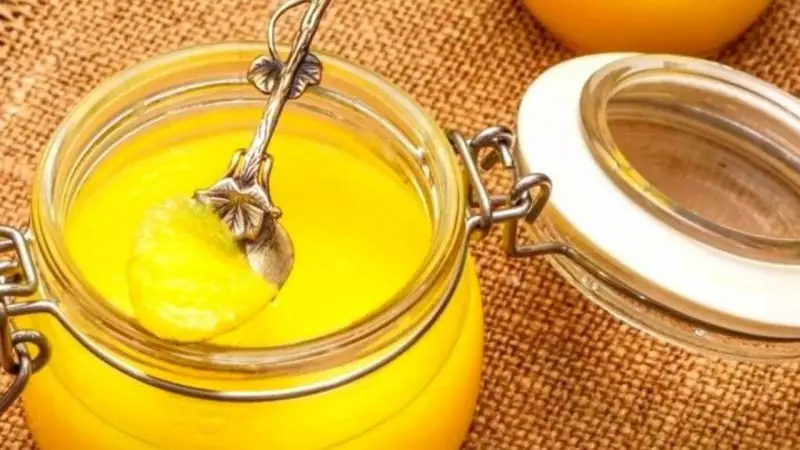 Cow Ghee vs Buffalo Ghee: Which Gives Better Winter Skin Glow? Expert Reveals