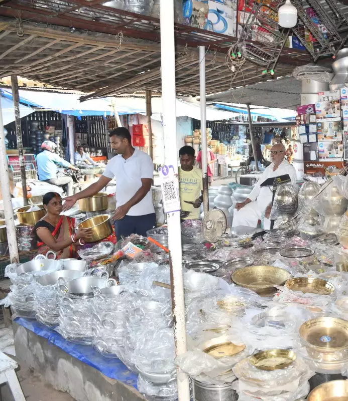 Dhanteras Delight: Bokaro Markets Overflow with Festive Shoppers for Utensils & Decor