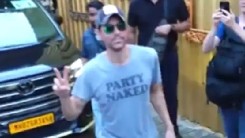 Enrique Iglesias Returns to India After 13 Years! Greets Mumbai Paparazzi with Namaste | Exclusive Video