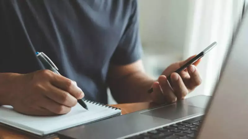 IIT BHU Student's Viral Story: Father's One-Word 'OK' Reply to Amazon Job Offer Wins Hearts Online