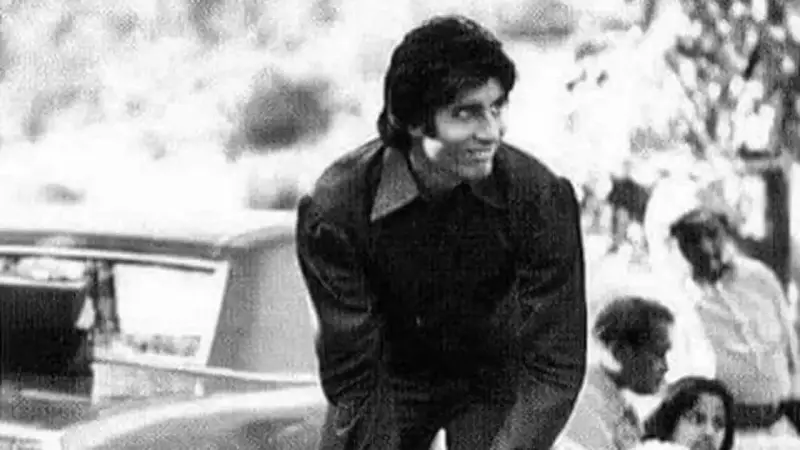 Rare Glimpses Into Bollywood's Golden Age: Unseen Behind-The-Scenes Photos Revealed!