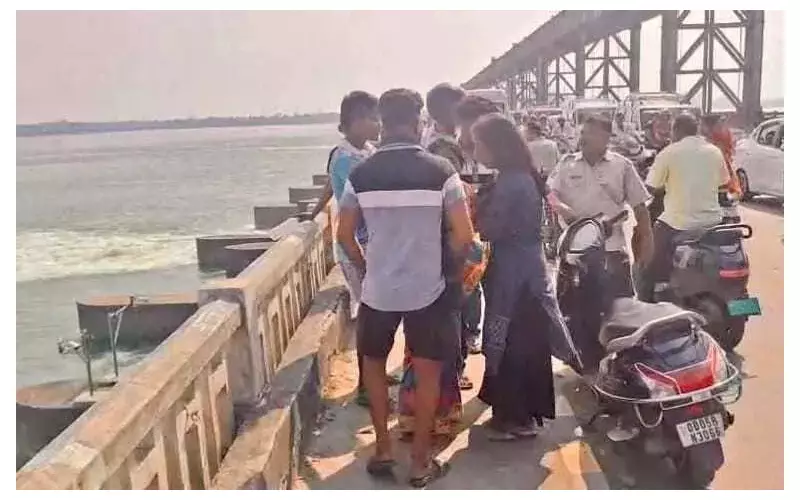 Woman Vanishes in Mahanadi River After Plunging from Jobra Barrage in Cuttack