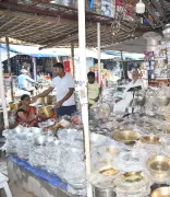 Dhanteras Delight: Bokaro Markets Overflow with Festive Shoppers for Utensils & Decor