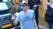 Enrique Iglesias Returns to India After 13 Years! Greets Mumbai Paparazzi with Namaste | Exclusive Video