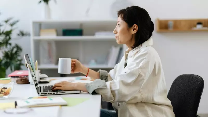 Desk Job Back Pain: 5 Doctor Tips for 2025 Office Workers