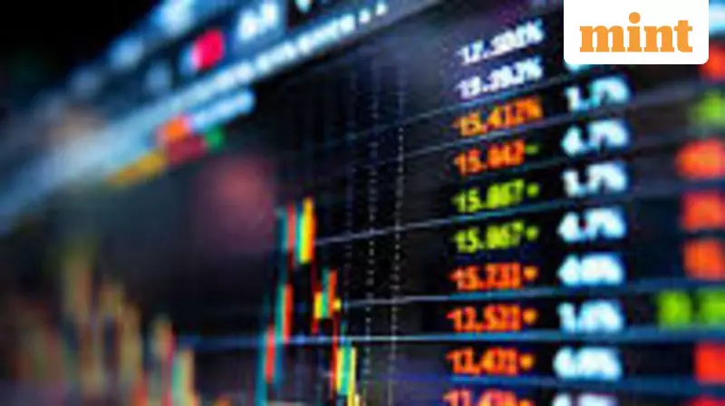 Dollar Gains on Euro, Fed Rate Cut Odds Drop to 41% Amid Data Return