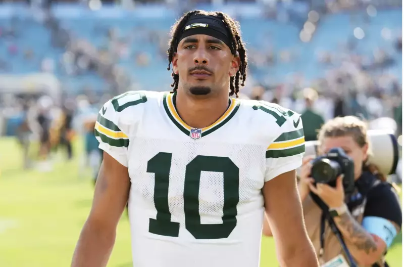 Jordan Love's Right-Hand Handoffs: Packers QB Adapts to Shoulder Injury