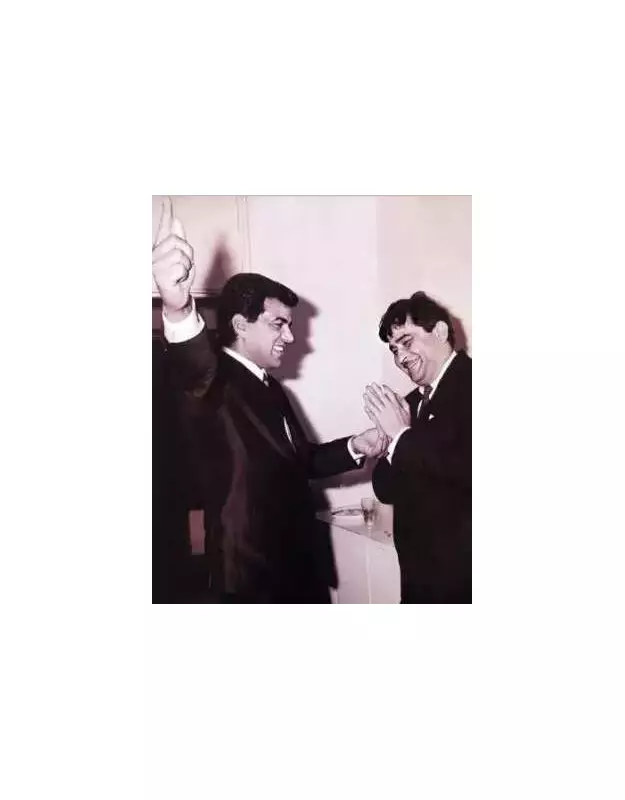 Kareena Kapoor Mourns Dharmendra With Vintage Raj Kapoor Photo