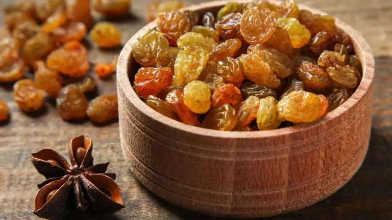 Soaked vs Dried Raisins: Which is Healthier for Your Diet?