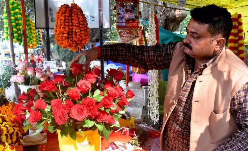 Wedding Season Sparks Flower Price Surge in Prayagraj, Roses & Marigolds Hit