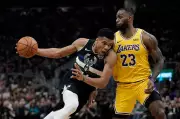 Lakers Eye Giannis Antetokounmpo in Blockbuster Trade to Pair with Luka Dončić