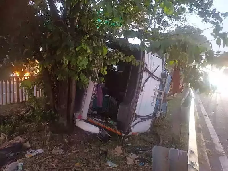 18 Injured as Tourist Van Overturns in Guduvancherry Lorry Collision