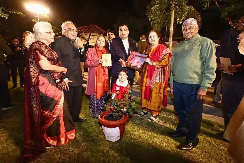 85-Year-Old Rose Expert Unveils 'Gadkari' Hybrid Tea Rose in Nagpur