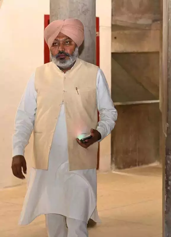 AAP Slams Amarinder, Badals Over '20-Year Loot Conspiracy' in Punjab