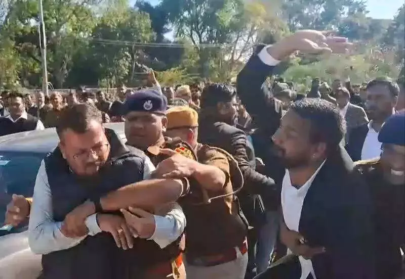 Ajmer Advocates Manhandle PWD Official, Block Jaipur Road in Speed Breaker Protest