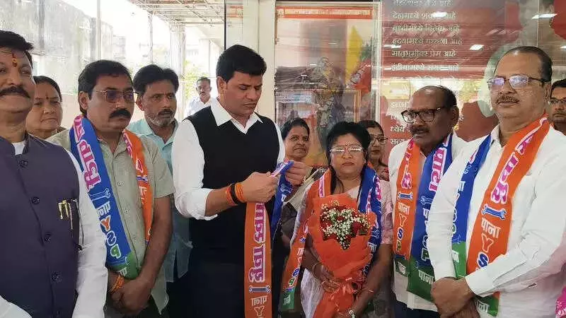 Amravati Politics Upended: NCP Leader Suchita Vanve Joins Ravi Rana's YSP with Hundreds