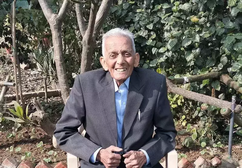 At 99, Rose Legend Kuldeep Saddy Prepares for Delhi's Winter Rose Show