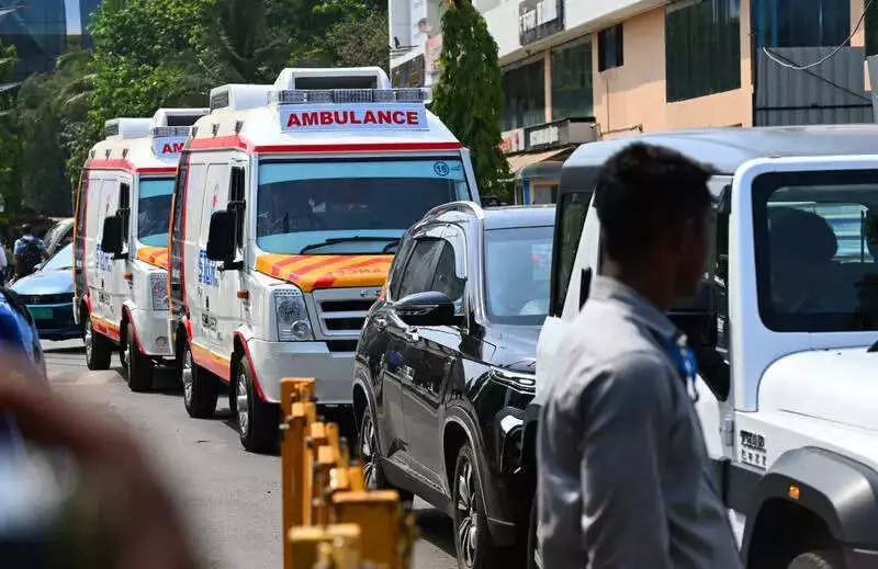 Barwani: Angry Residents 'Honour' Late Ambulance Staff with Garlands