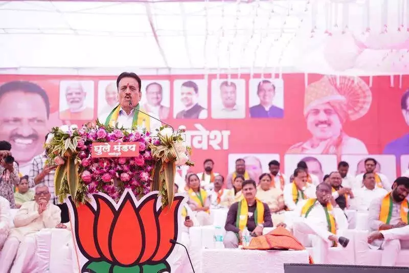 BJP Minister Girish Mahajan Slams Dynastic Politics at Solapur Rally