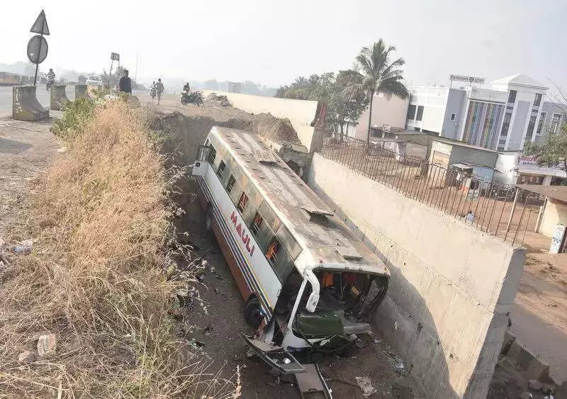 Bus Plunge on Pune-Bengaluru Highway: 4 Students Critical, 7 Staff Hurt in Satara