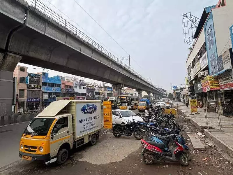 Chennai's 100 Feet Road: 6th Lane Rendered Useless by Encroachments, Causes Traffic Chaos