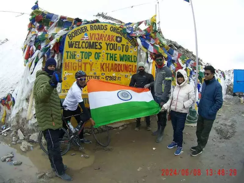 Chhattisgarh Teacher Cycles 6000 km on Golden Quadrilateral for Social Change