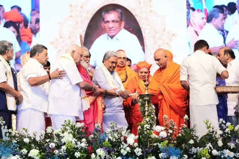 CM Siddaramaiah Unveils Statue of Senior Congress MLA Shamanur Shivashankarappa in Davanagere