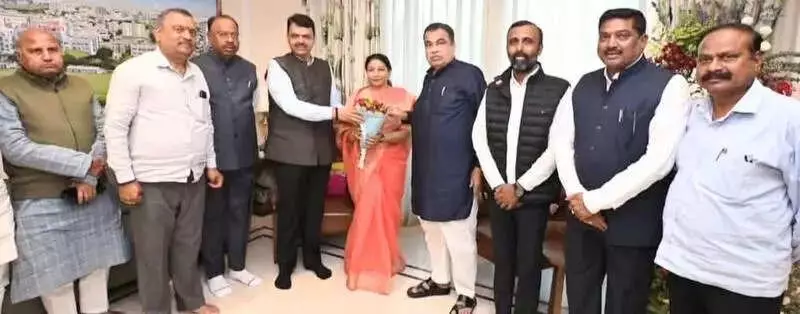 Congress MLA Vikas Thakre Faces Blow as Ex-Corporator Darshani Dhawad Joins BJP with 100+ Workers