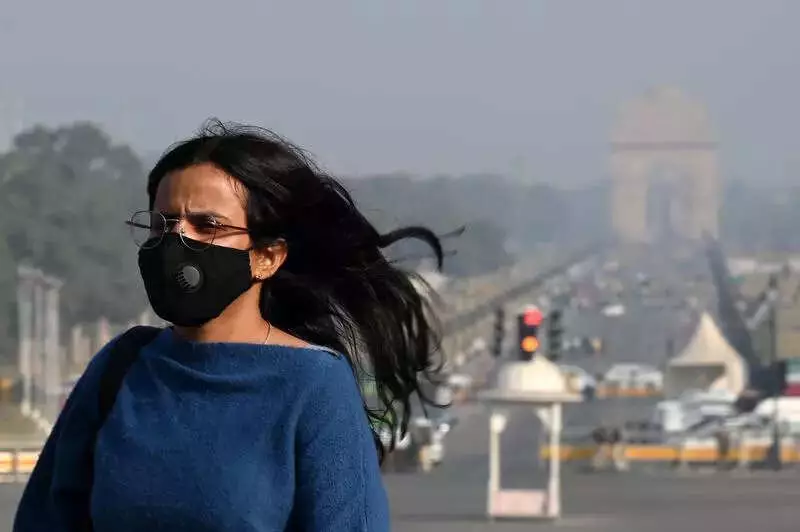 Delhi Air Quality Stays 'Very Poor' at AQI 334, Flights Hit by Fog