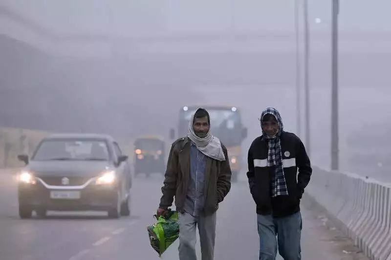 Delhi AQI Hits 385, Fog Worsens Air Quality to 'Very Poor' Levels