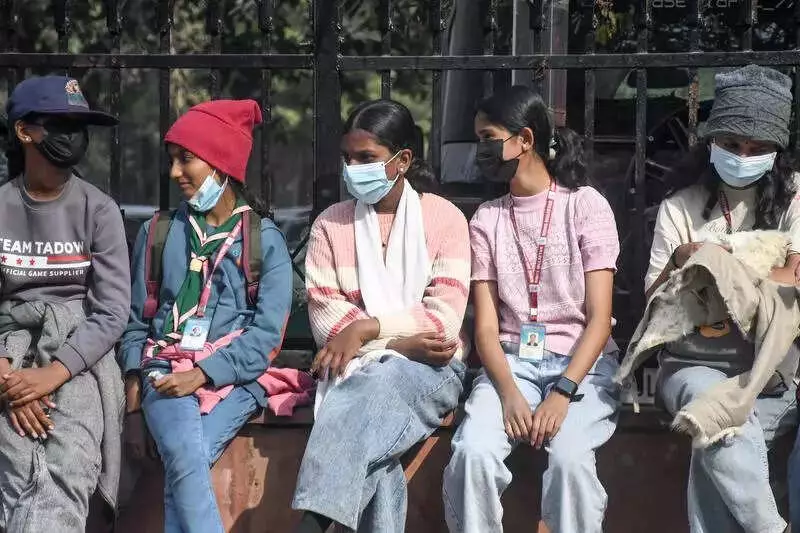 Delhi AQI Plummets to 390, 14 Areas Hit 'Severe' Amid Wind Slowdown