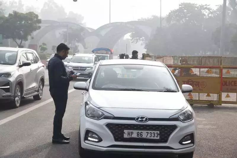 Delhi BS-6 Ban Day 2: Commuters Stranded, Fines Issued as Non-Compliant Vehicles Turned Back