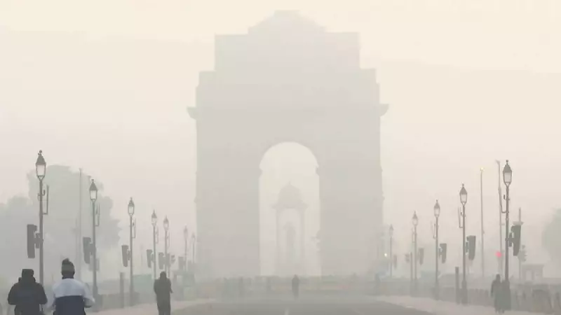 Delhi Market Footfall Plummets as Air Pollution Crisis Worsens
