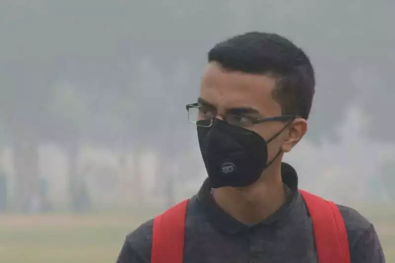 Delhi's Only Weekly Pollution Clinic Sees Rise in Mental Health, Skin Issues