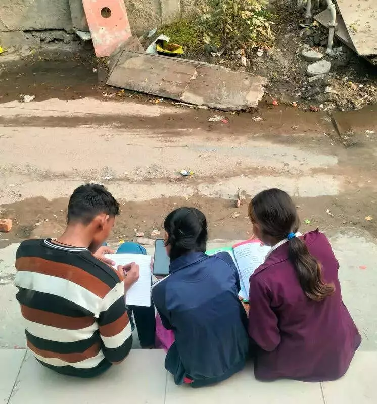 Delhi's Pollution Shifts Classes Online, Exposing Digital Divide for Poor Students